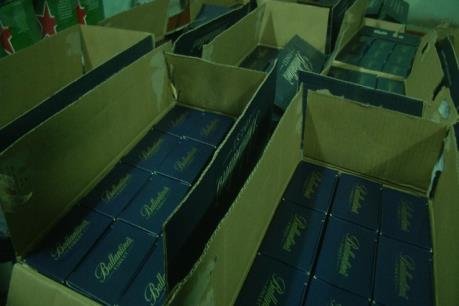 Bắt giữ vụ vận chuyển hơn 500 chai rượu ngoại không rõ nguồn gốc