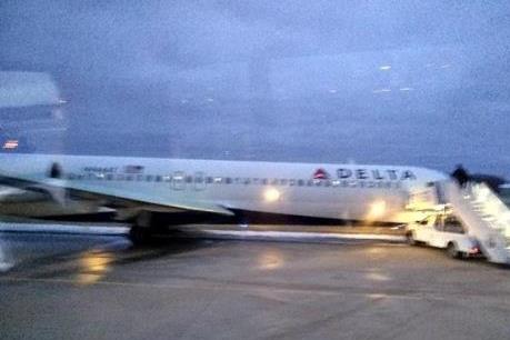 Mỹ: Máy bay Delta Air Lines chở 107 hành khách trượt khỏi đường băng