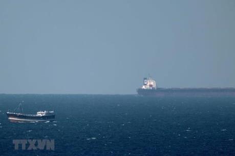 Hải quân Anh hộ tống tàu thương mại qua eo biển Hormuz
