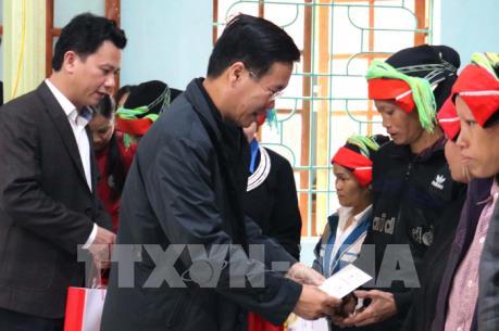 Trưởng ban Tuyên giáo Trung ương tặng quà Tết hộ nghèo, gia đình chính sách tại Hà Giang