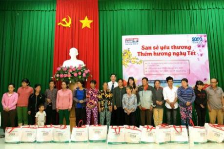 Kienlongbank trao gần 8.000 phần quà Tết tới các gia đình khó khăn