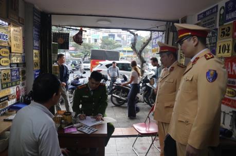 Hà Nội phát hiện điểm làm biển số xe giả ở phố Trần Nhật Duật