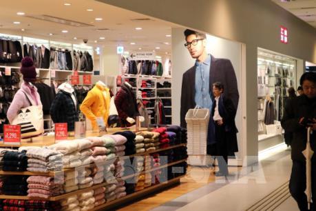 Đại gia bán lẻ Fast Retailing hạ triển vọng kinh doanh năm 2020