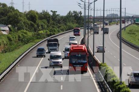 Mặt đường cao tốc TP. HCM - Trung Lương xuống cấp, nhiều chỗ rạn nứt nặng