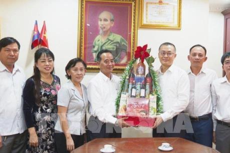 Trao quà Tết cho bà con gốc Việt khó khăn ở Campuchia