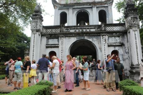 Khám phá Văn Miếu Quốc Tử Giám đầu xuân bằng phương tiện công cộng