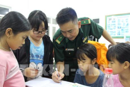 "Thầy giáo" biên phòng dạy tiếng Anh miễn phí