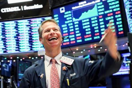 Chứng khoán Phố Wall vẫn tăng điểm bất chấp số liệu kinh tế yếu kém từ Mỹ