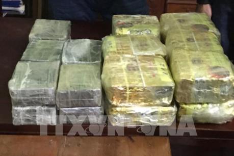 Bắt hai đối tượng người Lào vận chuyển 20 bánh heroin và 12kg ma tuý đá