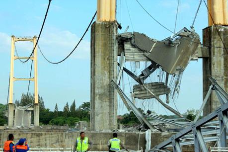 Indonesia: Sập cầu mới xây làm 7 người thiệt mạng, 3 người mất tích