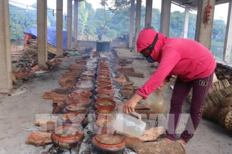 Làng Nhân Hậu kho cá ngày giáp Tết