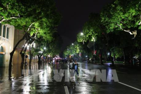 Mưa to, Bờ Hồ (Hà Nội) vắng vẻ trước thời điểm bắn pháo hoa đêm giao thừa