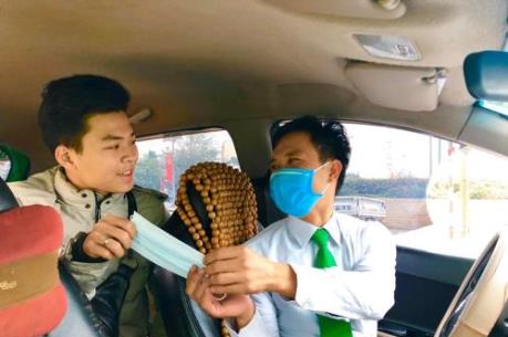 Tập đoàn Mai Linh tặng khẩu trang miễn phí cho lái xe, khách hàng