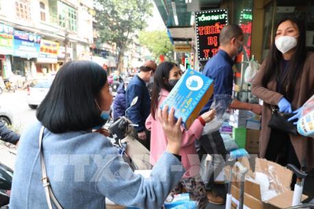 Phó Thủ tướng: Đề nghị rút giấy phép kinh doanh các hiệu thuốc tăng giá khẩu trang