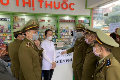Hà Tĩnh: Quản lý thị trường cùng doanh nghiệp phát khẩu trang miễn phí