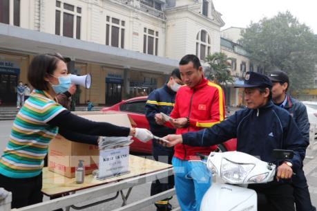 Hà Nội chung tay phát khẩu trang miễn phí cho người dân