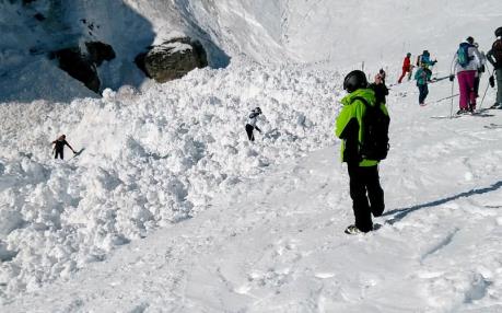 Canada: 500 du khách mắc kẹt tại khu trượt tuyết vì lở bùn