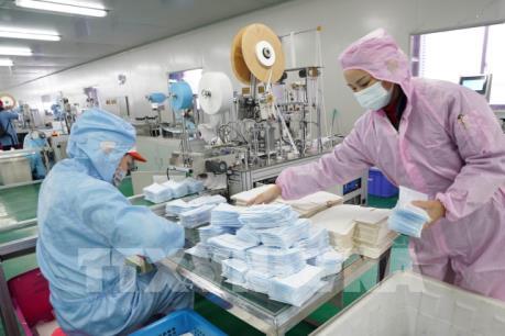 Các nhà sản xuất khẩu trang trong nước đẩy nhanh tiến độ