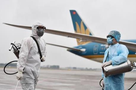 Chùm ảnh về khử trùng máy bay Vietnam Airlines giữa tâm dịch nCoV