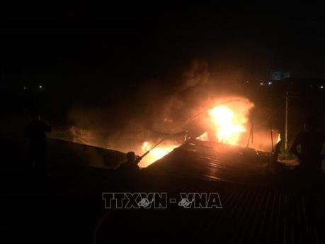 Lâm Đồng: Dập tắt đám cháy xưởng mộc trong đêm