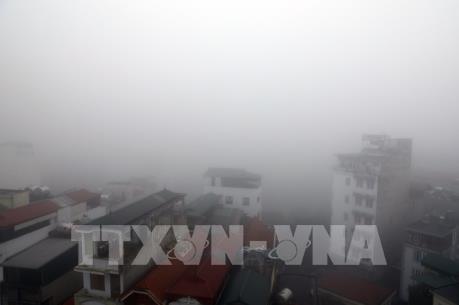 Phố phường Hà Nội chìm trong sương mù