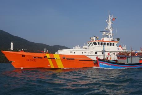 Vượt sóng trong đêm cứu nạn thuyền viên tàu cá QB 98532 TS bị hỏng 