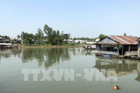 Cá nuôi lồng bè trên sông Cái Vừng (An Giang) chết hàng loạt
