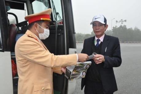 Người dân lưu thông trên cao tốc Hà Nội - Lào Cai được phát khẩu trang miễn phí