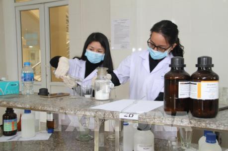 Hai trường đại học điều chế dung dịch rửa tay khô sát khuẩn