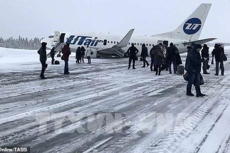 Máy bay Nga gặp sự cố, tiếp đất bằng bụng khi hạ cánh