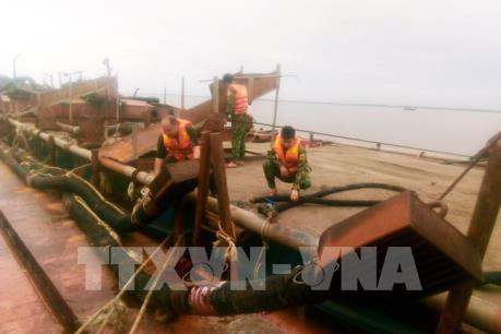 Bắt giữ xà lan khai thác cát trái phép trên biển Cần Giờ