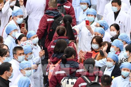 Dịch do virus Corona: Trung Quốc bổ sung 2.600 y, bác sĩ quân y về Vũ Hán