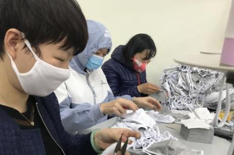 Doanh nghiệp dệt may tăng năng lực sản xuất khẩu trang