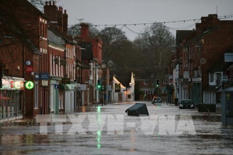 Anh ban bố cảnh báo lũ lụt nghiêm trọng do bão Dennis