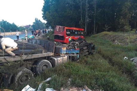 Quảng Ngãi: Xe khách húc xe tải lao xuống hố