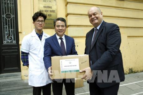 Đại học Dược Hà Nội tặng dung dịch rửa tay khô phòng virus Corona