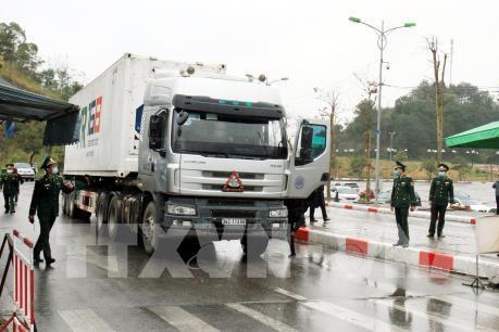 Dịch COVID-19: Nông sản vẫn đang chờ làm thủ tục tại các cửa khẩu
