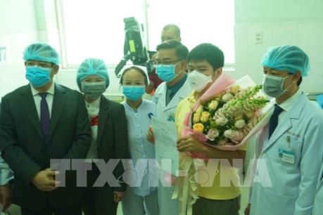 Dịch COVID-19 - Bài 1: Kỳ tích của những “chiến binh áo trắng”