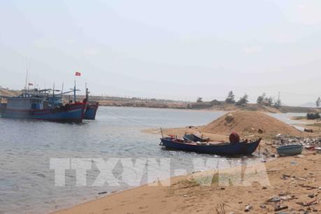 Tàu thuyền Phú Yên gặp khó khi ra vào khu neo đậu, tránh trú bão