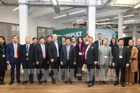 Tổ biên tập Tiểu ban Kinh tế-Xã hội Đại hội Đảng XIII làm việc tại Anh và Ấn Độ