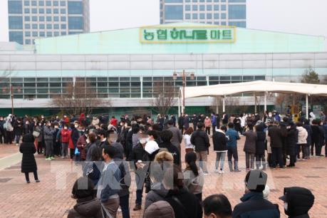 Hàn Quốc lấy khẩu trang từ các trường học để phân phối lại cho người dân