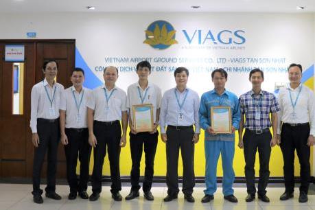 Hai nhân Vietnam Airlines trả lại gần 200 triệu đồng cho hành khách