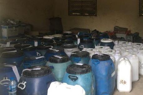 Tạm giữ gần 1.000 lít chất lỏng nghi dầu DO không rõ nguồn gốc