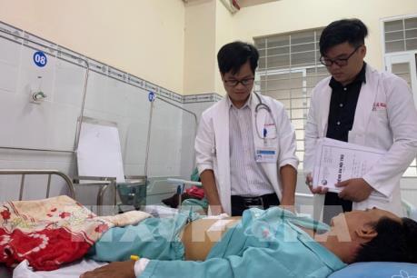 Cứu sống người đàn ông bị tăm đâm xuyên dạ dày qua gan