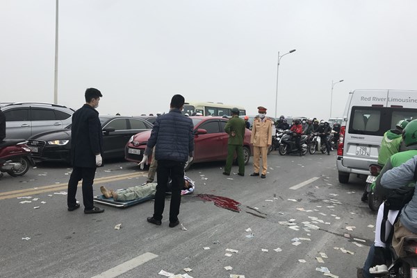 Hà Nội: Cầu Vĩnh Tuy tê liệt vì tai nạn giao thông
