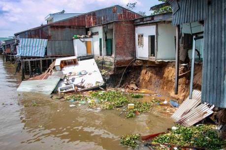Cần Thơ: Sạt lở ảnh hưởng 5 căn nhà ven chợ nổi Cái Răng