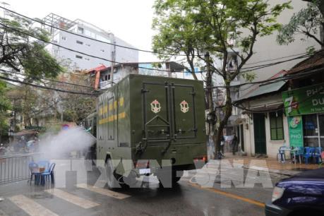 Huy động 6 xe chuyên dụng phun hóa chất khử trùng tại phố cổ Hội An