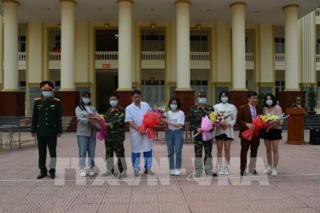 Dịch COVID-19: Gần 100 người hoàn thành cách ly tại Hà Nội được trở về nhà