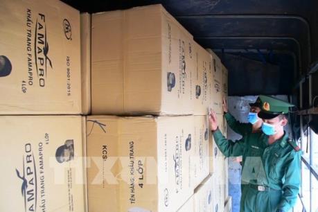 Liên tiếp bắt giữ các vụ vận chuyển trái phép khẩu trang y tế qua biên giới