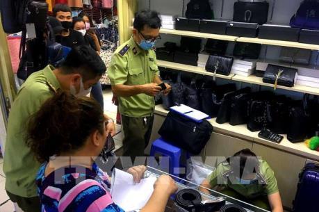 Tạm giữ 1.500 sản phẩm giả nhãn hiệu nổi tiếng ở chợ Bến Thành, Saigon Square